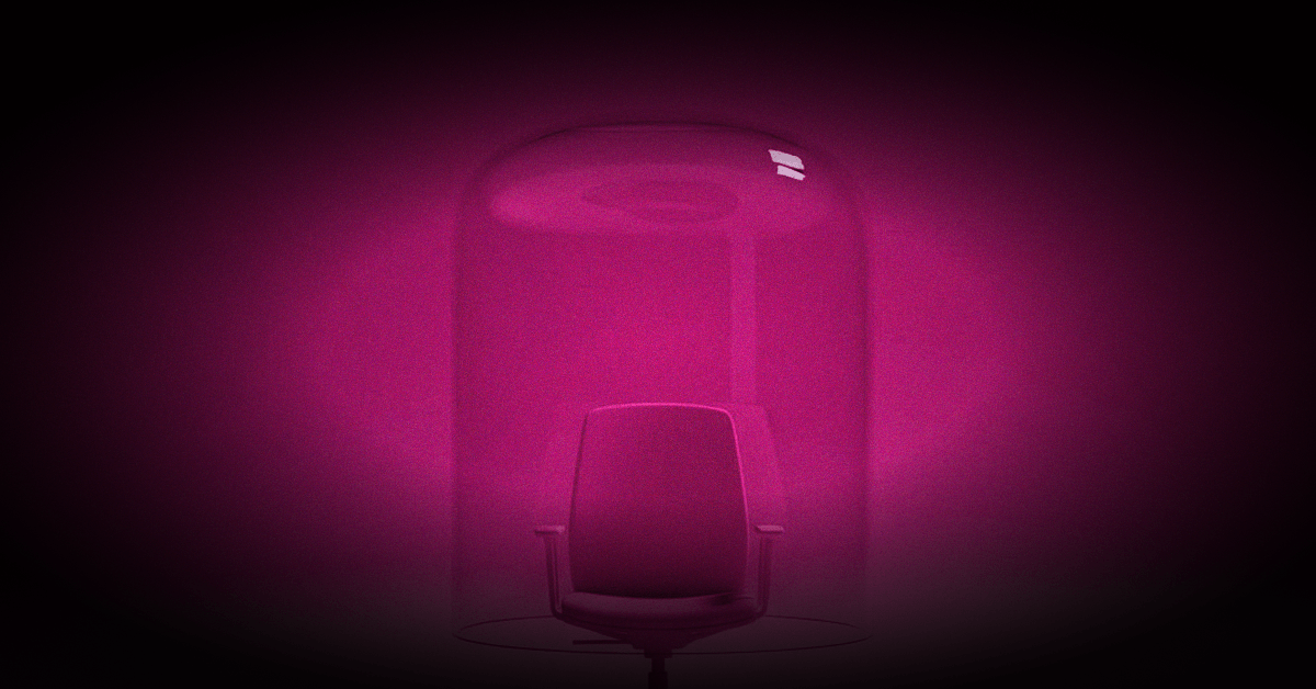 3D-Illustration eines Bürostuhls unter einer Glasglocke auf einem runden Sockel