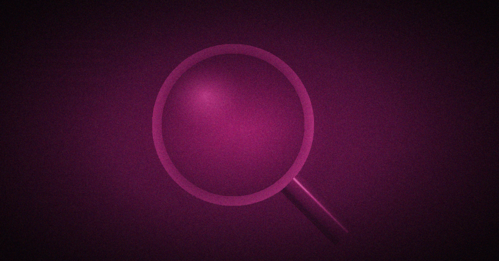 Abstrakte Noir-Fotografie einer Lupe mit realistischer Glaslinse und Metallring vor dunklem Pink-Magenta-Hintergrund mit Spotlight-Effekt