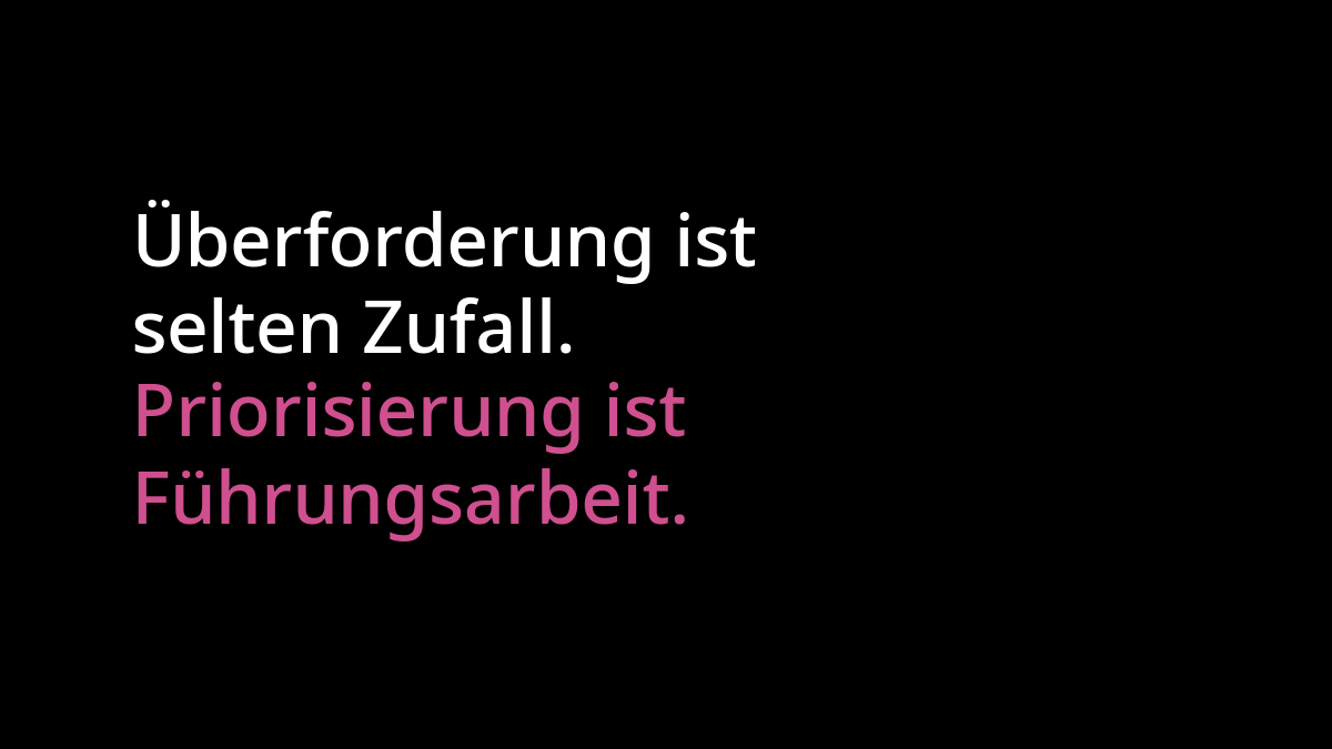 "Überforderung ist selten Zufall" in weißer Schrift. Darunter "Priorisierung ist Führungsarbeit" in pinker Schrift. Beides auf schwarzem Hintergrund.